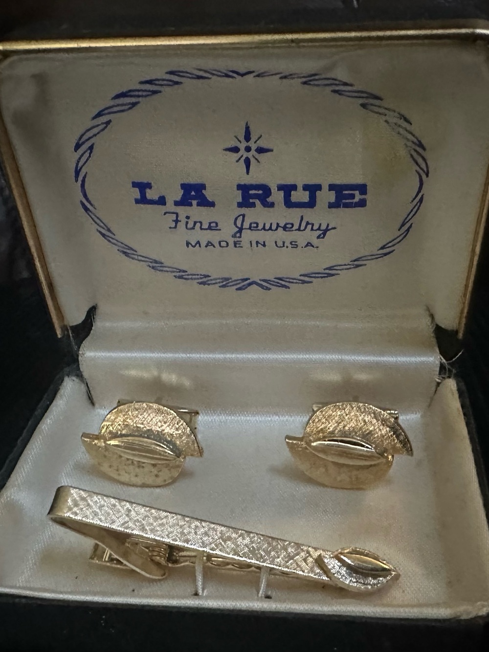 La Rue Vintage Gold Tone Men's Cufflinks and Tie Bar Set